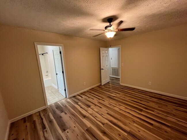 Building Photo - Hidden Gem in Holiday Park Subdivision!