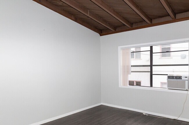 Building Photo - Townhome style apartments in up-and-coming...