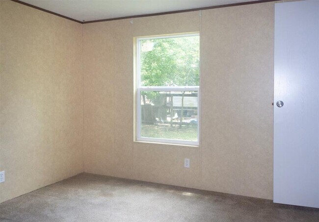 Building Photo - 8916 Lakeside Dr