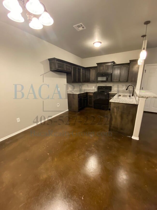 Building Photo - 3br 2ba duplex with 2 car garage!