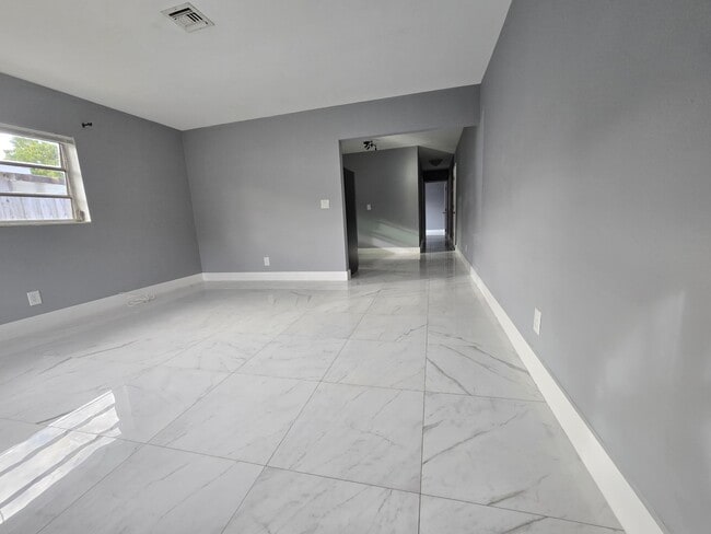 Building Photo - 1021 SW 32nd Ct