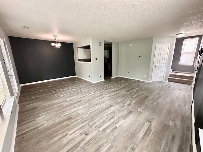 Building Photo - Perry Township 3 bedroom 2.5 bathroom