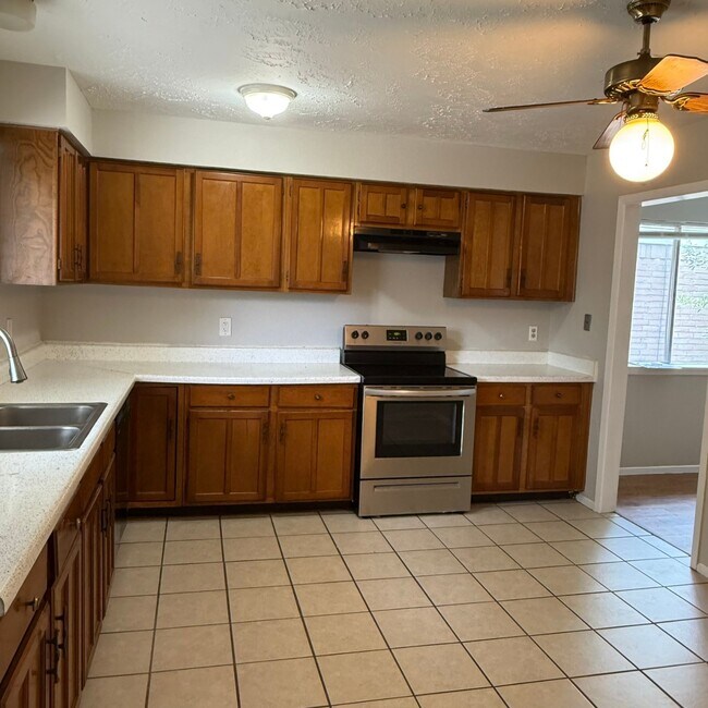Building Photo - 13611 Splintered Oak Dr