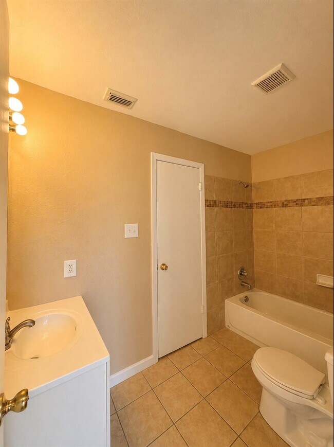 Building Photo - 7310 Arista Dr