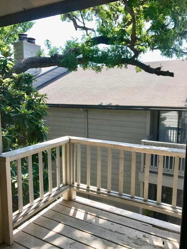 Building Photo - Gorgeous Condo, 2 Bedrooms/2 Balconies/2 B...
