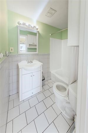 Building Photo - 511 Beacon St