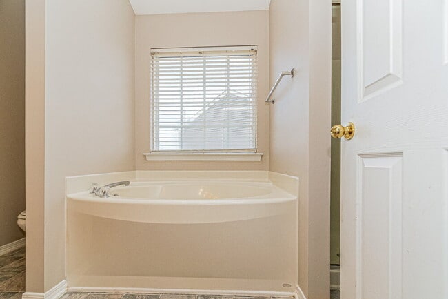 Building Photo - 1017 Dewberry Ct