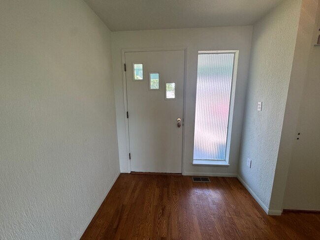 Building Photo - 3 bed/2 Bath, Spacious Home in Mount Verno...