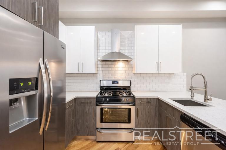Building Photo - Stunning 3 BED 2 Bath Floor-Thru in Bed Stuy