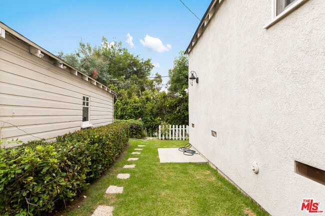 Building Photo - 2127 Benecia Ave