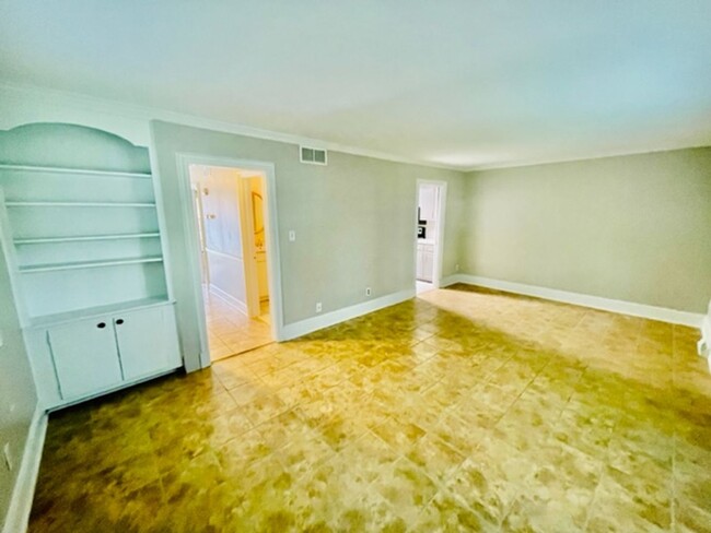 Building Photo - Spacious end of group THS with basement & ...