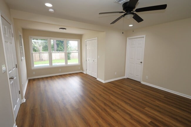 Building Photo - 2303 Jerry Jones Dr