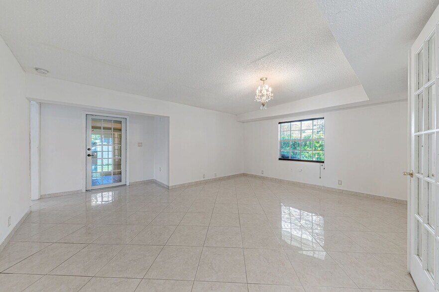 Building Photo - 9941 NW 27th St