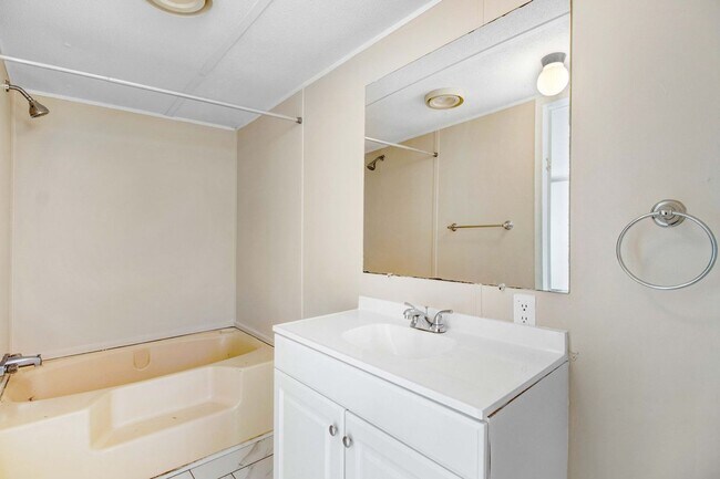 Building Photo - Newly Renovated! 3 Bedroom | 2 Bathroom Mo...