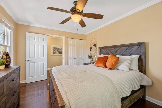 Building Photo - 4 Bedroom, 3.5 Bath Furnished Townhouse Available