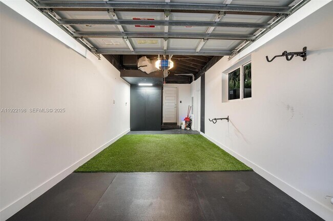 Building Photo - 10618 NE 11th Ct