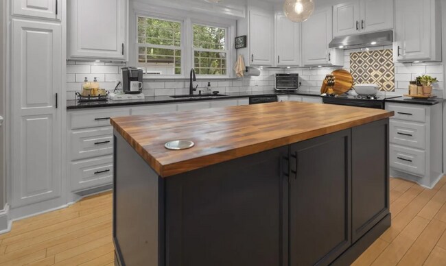 Building Photo - NEW LISTING!!!!!