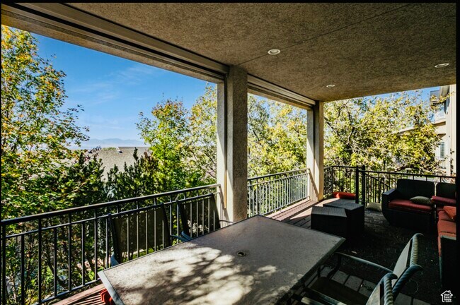 Building Photo - 9728 Quartzridge Dr