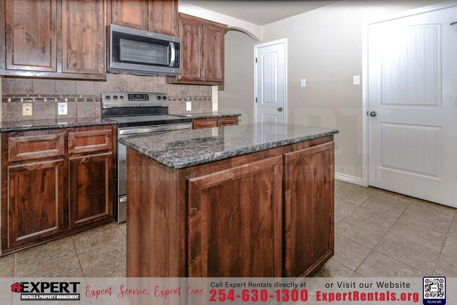 Building Photo - Spacious & Stylish 3-Bedroom Home for Rent...
