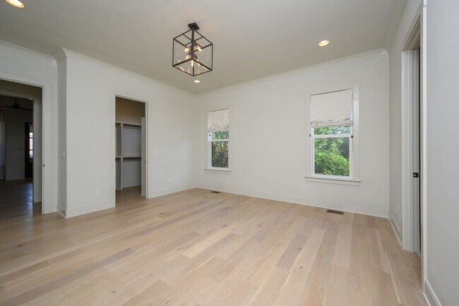 Building Photo - **LIKE-NEW, HIGH-END EXECUTIVE HOME WITH I...