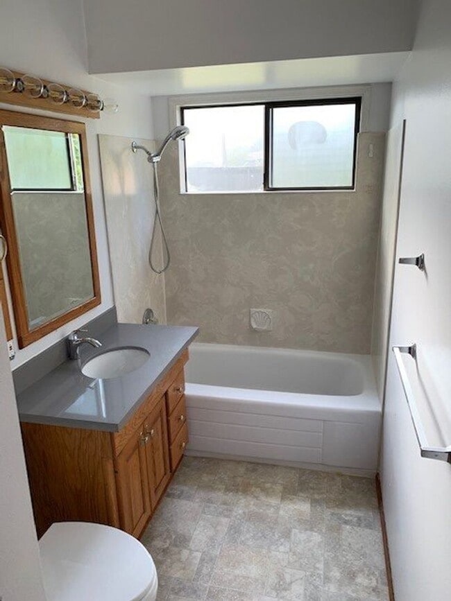 Building Photo - Newly Updated Bellevue/Interlake Rambler Home!