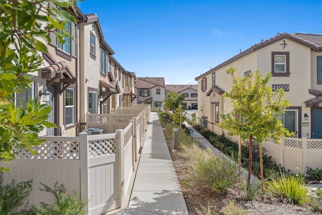 Building Photo - Beautiful 3 Bed / 2.5 Bath Condo with Open Floor Plan & Private Patio!