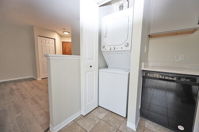 Building Photo - 40 N Victoria Ln