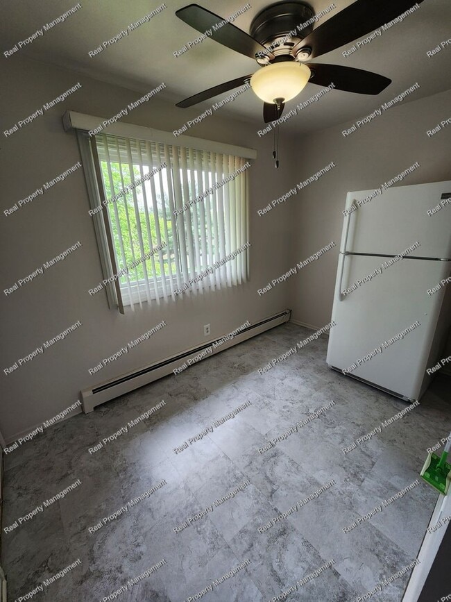 Building Photo - Clean 2 Bedroom 1 Bath Unit