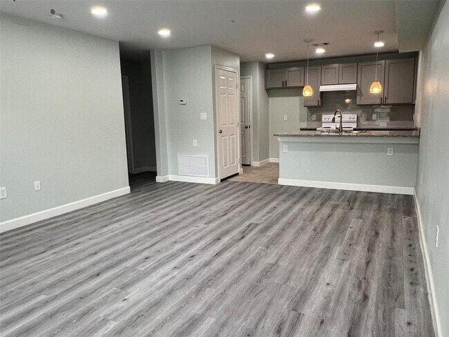 Building Photo - 22061 Russell Dr