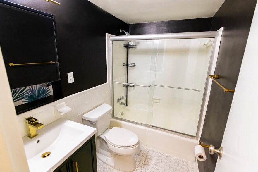 Building Photo - 575 Thayer Ave