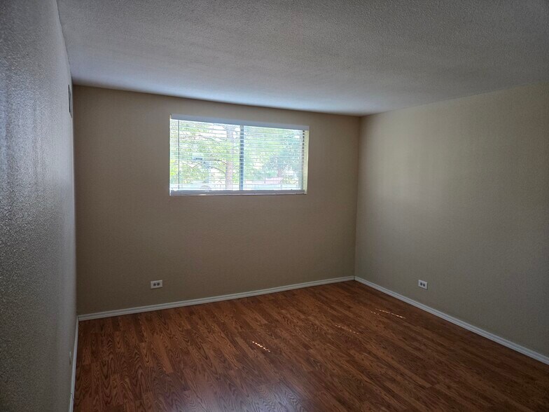 Building Photo - 2325 S Linden Ct