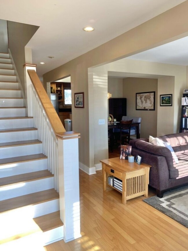 Building Photo - 2 BEDROOM 2.5 BATH TOWNHOME WITH DOWNTOWN ...