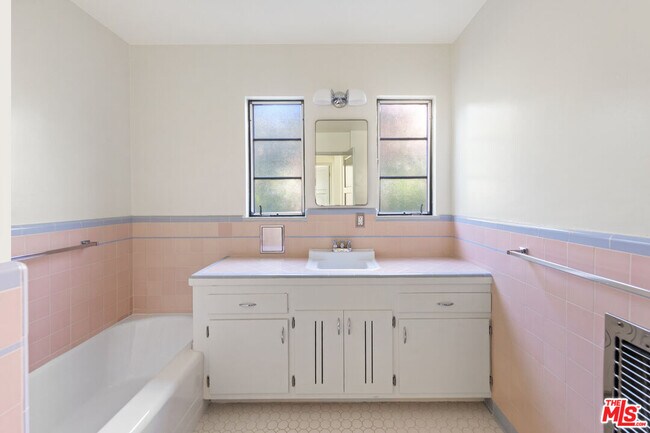 Building Photo - 1031 S Tremaine Ave