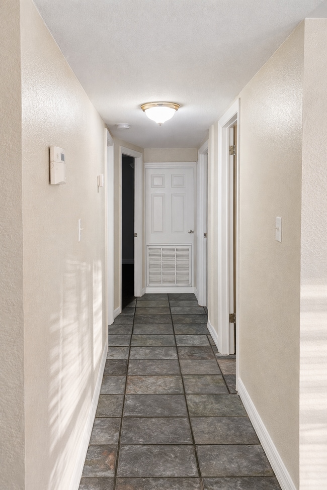 Building Photo - Refreshed and Beautiful 3/1 Move In Ready NOW!