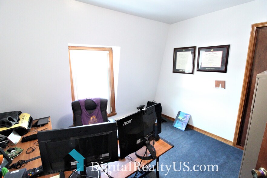 Building Photo - 116 Massasoit St