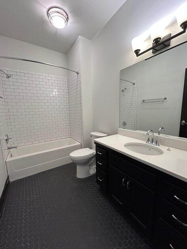Building Photo - Adorable Studio Apartment in Downtown Omaha