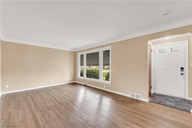 Building Photo - 655 E 240th St