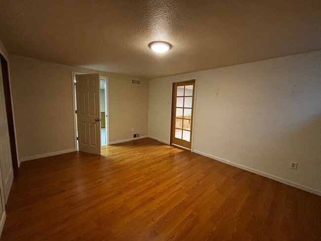 Building Photo - Cute 5 Bedroom 3 Bath Single Family Home