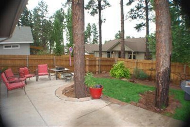 Building Photo - Beautiful Boulder Pointe Home! 3bd / 2ba + Office - No Students! - Small Pets Considered!! Avail....
