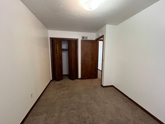 Building Photo - 515-A S Silverwood Lane