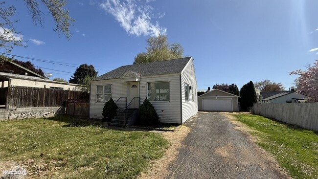 Building Photo - Spacious 3bd | 1ba House near Nob Hill Elementary School!