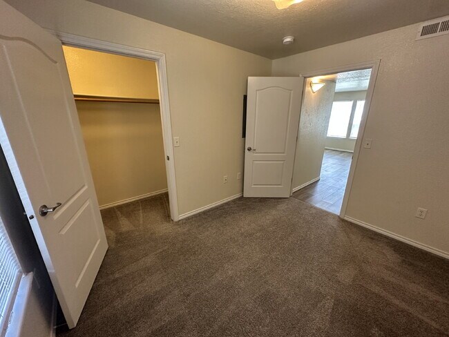 Building Photo - "Charming 2-Bed, 2-Bath Haven in Boise – Spacious 985 Sq Ft Retreat!"
