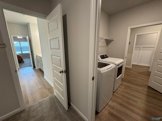 Building Photo - 209 Saddle St