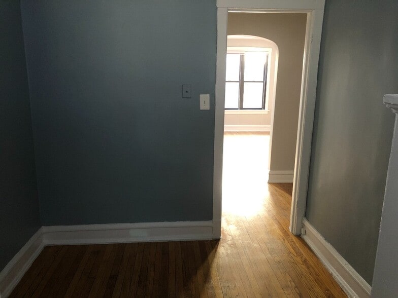 Building Photo - 6364 N Hermitage Ave