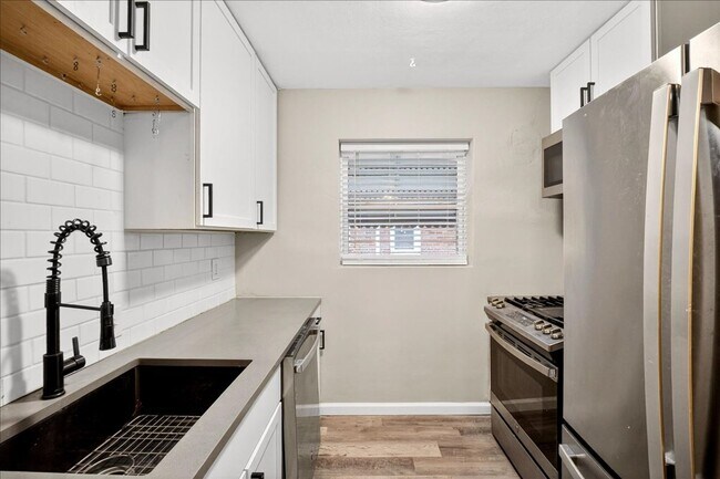 Building Photo - Duplex Alone