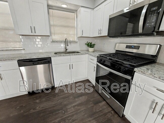 Building Photo - 1613 Continental Dr