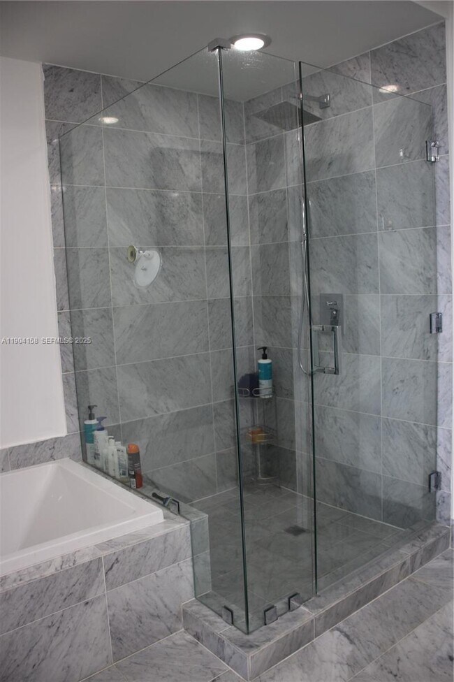 Building Photo - 801 S Miami Ave