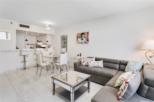 Building Photo - 540 Brickell Key Dr