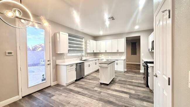 Building Photo - Five bedroom home in Henderson with downstairs bedroom and pool And Spa
