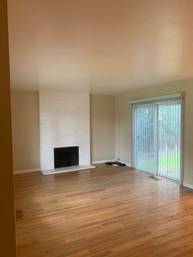 Building Photo - 3 br, 2 bath House - 1318 TOPAZ WAY